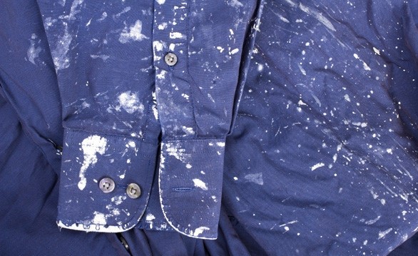 Máy giặt quần áo không sạch và bột giặt vẫn còn dính trên quần áo sau khi giặt