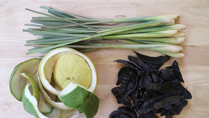 Cách làm nước rửa chén từ sả, quả bồ kết và vỏ bưởi