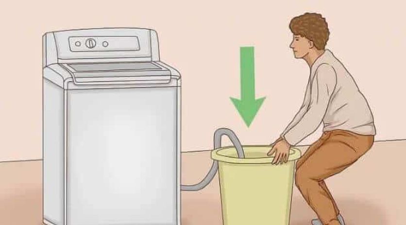 Xả nước vào thùng chứa.