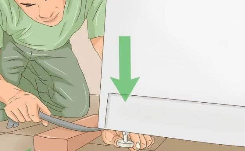 Hạ máy giặt xuống và xả phần nước còn tích tụ bên trong.